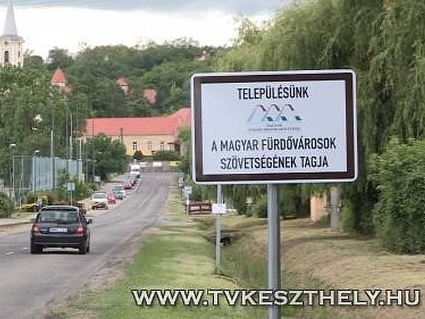 Tagságot és minőséget jelző tábla